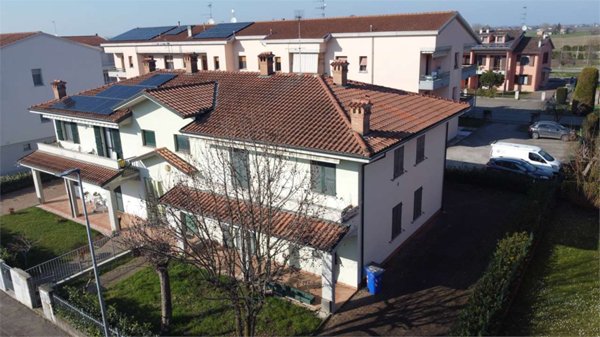 casa indipendente in vendita a Soragna