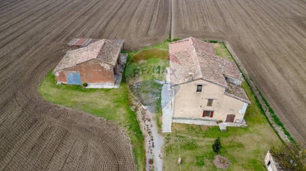 casa indipendente in vendita a Soragna in zona Carzeto