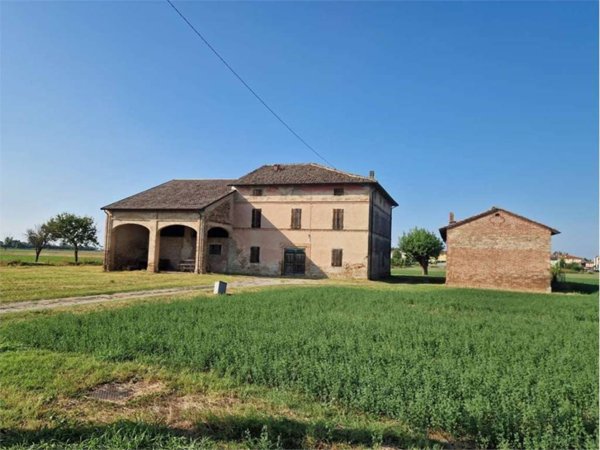 casa indipendente in vendita a Soragna