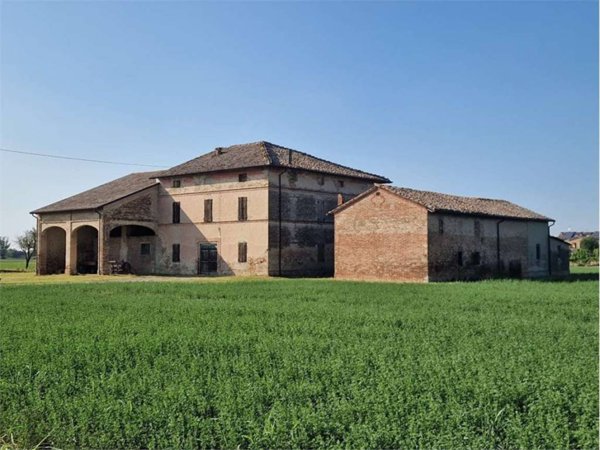 casa indipendente in vendita a Soragna