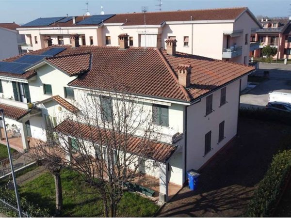 casa indipendente in vendita a Soragna