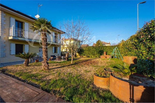 casa indipendente in vendita a Soragna