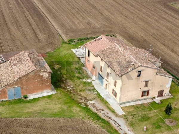 casa indipendente in vendita a Soragna in zona Carzeto
