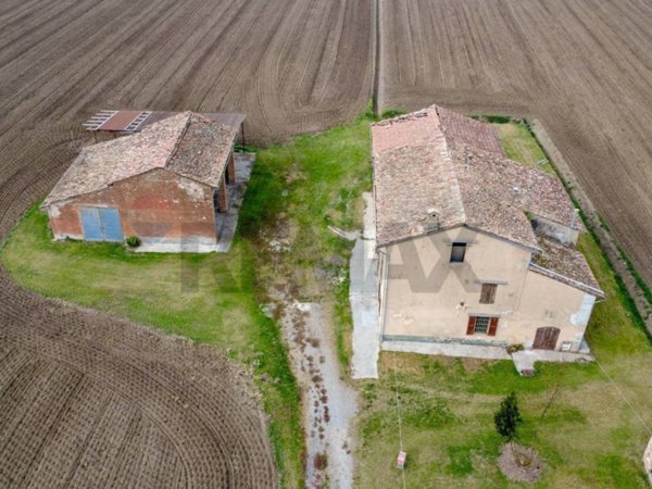 casa indipendente in vendita a Soragna in zona Carzeto