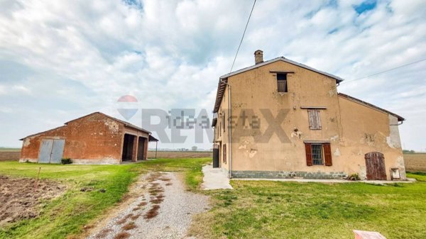 casa indipendente in vendita a Soragna in zona Carzeto