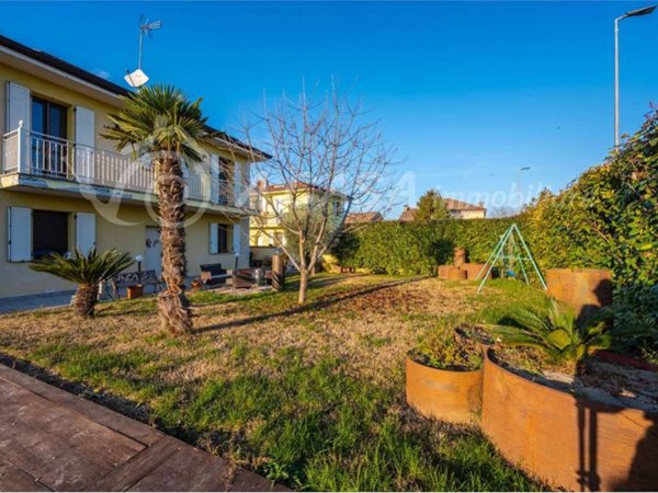 casa indipendente in vendita a Soragna