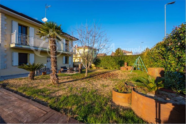 casa indipendente in vendita a Soragna