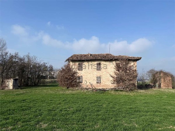 casale in vendita a Soragna in zona Castellina