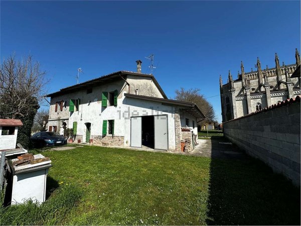 casa semindipendente in vendita a Soragna in zona Diolo