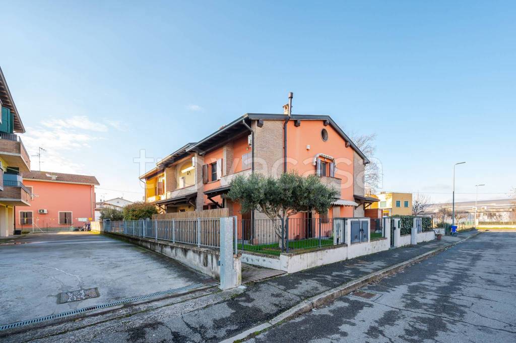 casa indipendente in vendita a Soragna