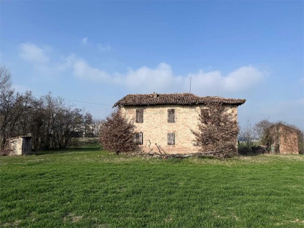 casa indipendente in vendita a Soragna in zona Castellina