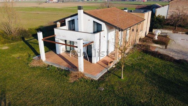casa indipendente in vendita a Soragna