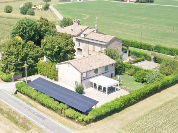 villa in vendita a Soragna in zona Carzeto