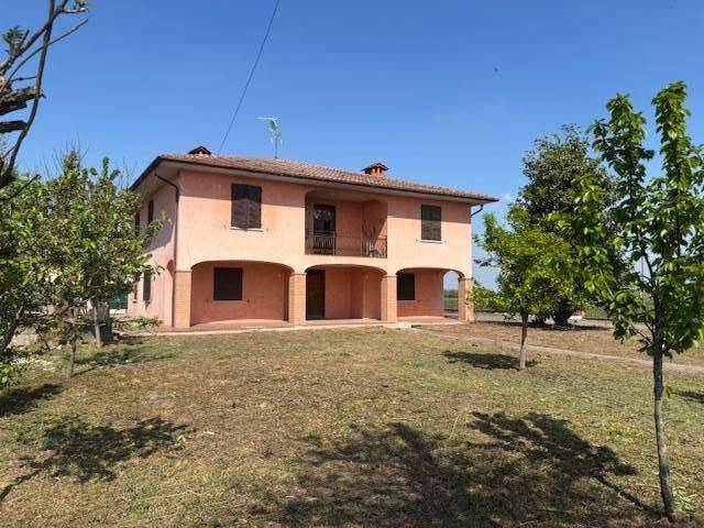 casa indipendente in vendita a Soragna