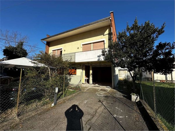 casa indipendente in vendita a Soragna