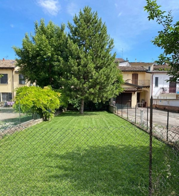 casa indipendente in vendita a Soragna