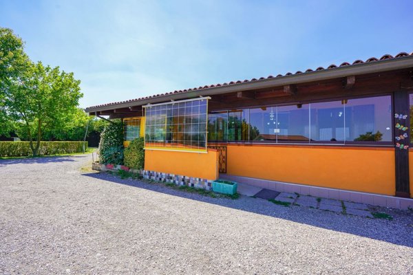 casa indipendente in vendita a Soragna