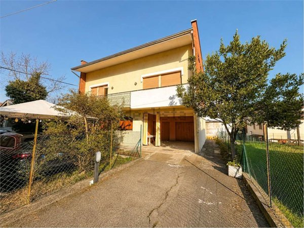 casa indipendente in vendita a Soragna