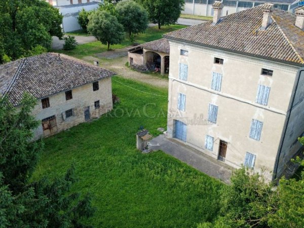 casa indipendente in vendita a Soragna in zona Castellina
