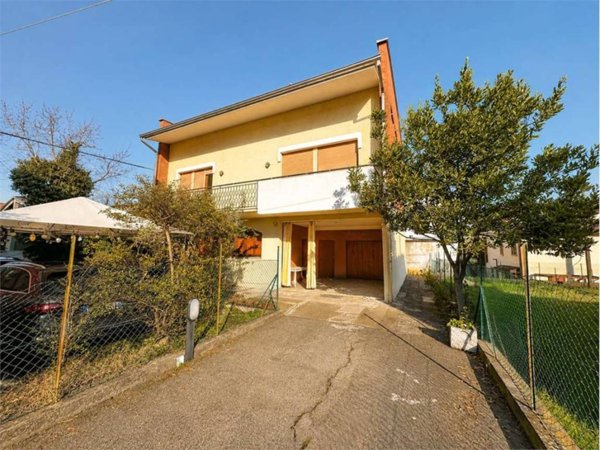 casa indipendente in vendita a Soragna