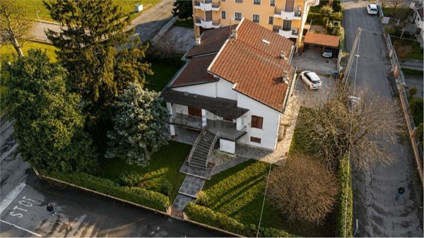 casa indipendente in vendita a Soragna