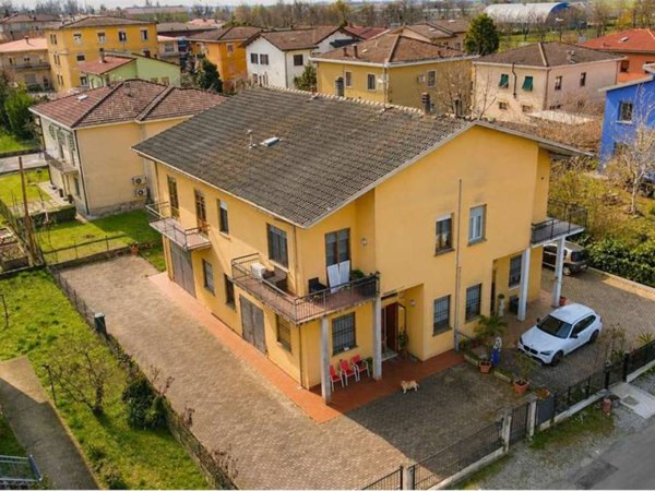 casa indipendente in vendita a Soragna
