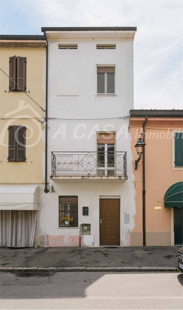 casa indipendente in vendita a Soragna