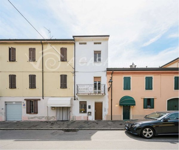 casa indipendente in vendita a Soragna