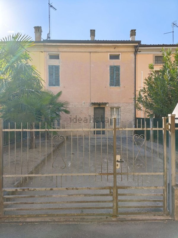 casa indipendente in vendita a Soragna