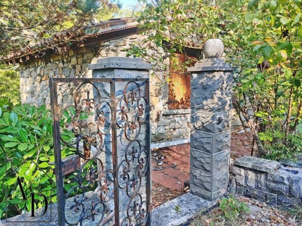 casa indipendente in vendita a Terenzo in zona Cassio