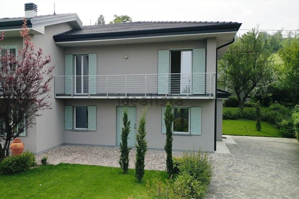 casa indipendente in vendita a Terenzo in zona Villa