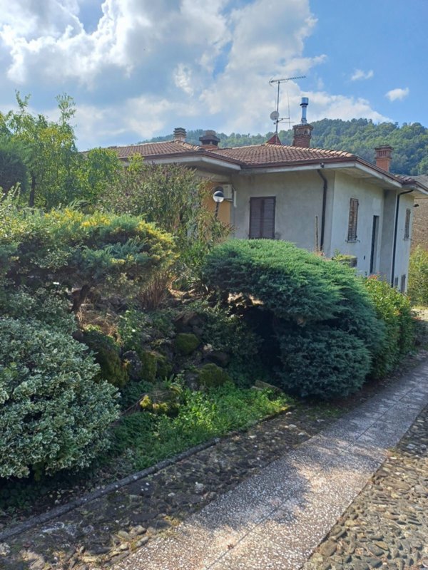 casa indipendente in vendita a Terenzo in zona Villa