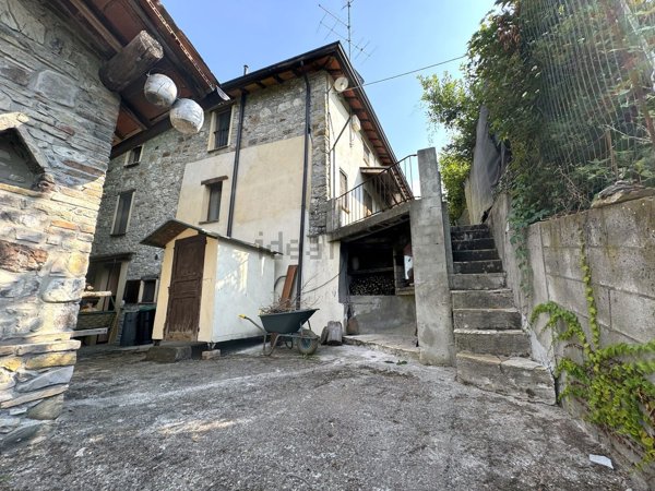 casa indipendente in vendita a Terenzo in zona Palmia