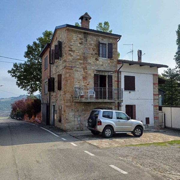 casa indipendente in vendita a Terenzo in zona Bardone