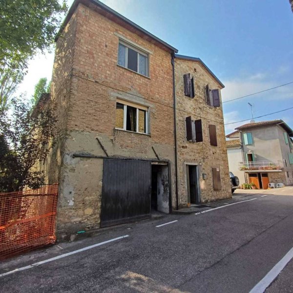 casa indipendente in vendita a Terenzo in zona Bardone