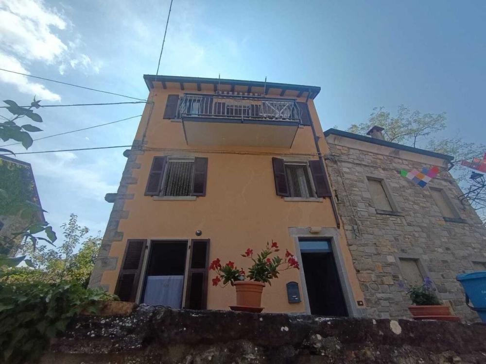 casa indipendente in vendita a Terenzo in zona Cassio