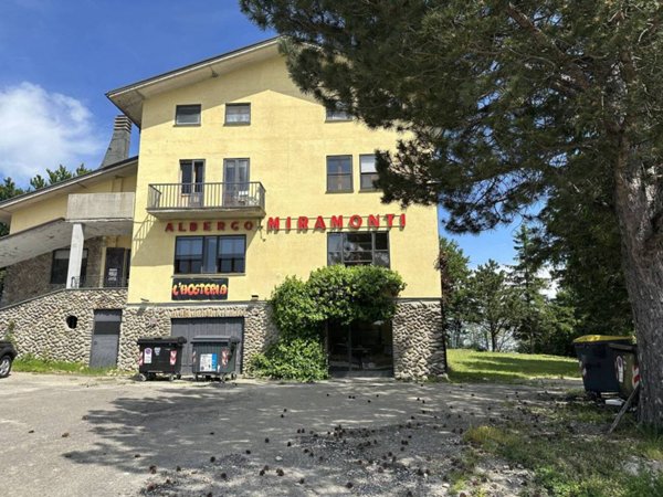 negozio in vendita a Tizzano Val Parma in zona Schia