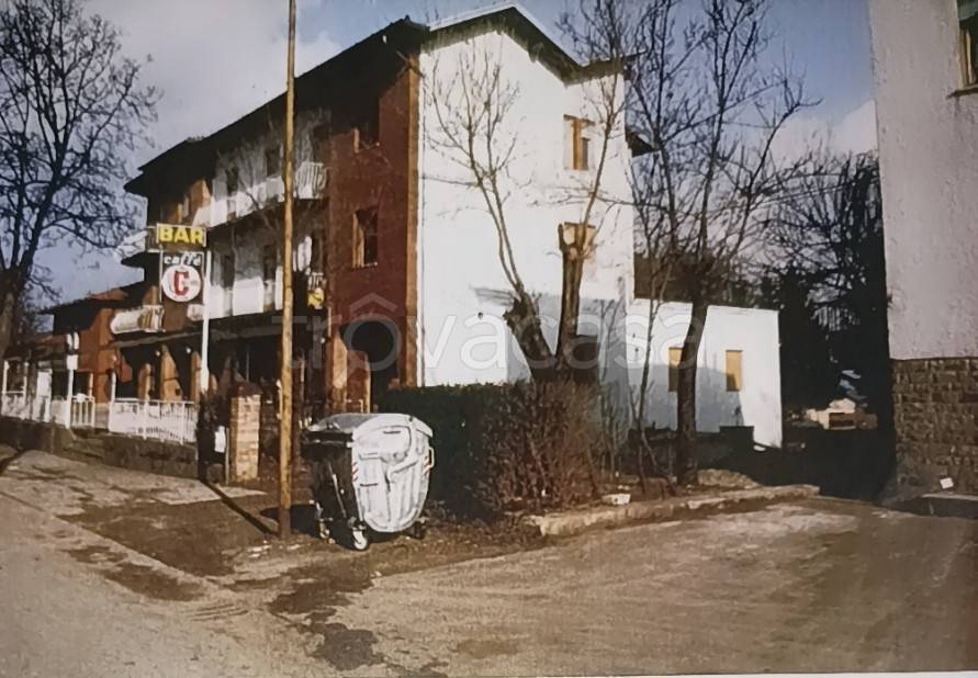 locale commerciale in vendita a Tizzano Val Parma