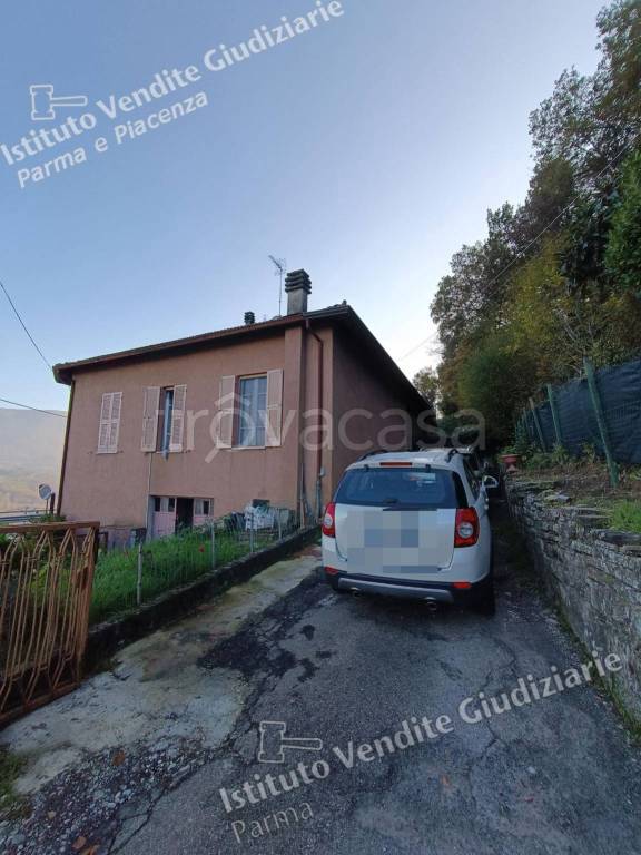 appartamento in vendita a Tizzano Val Parma