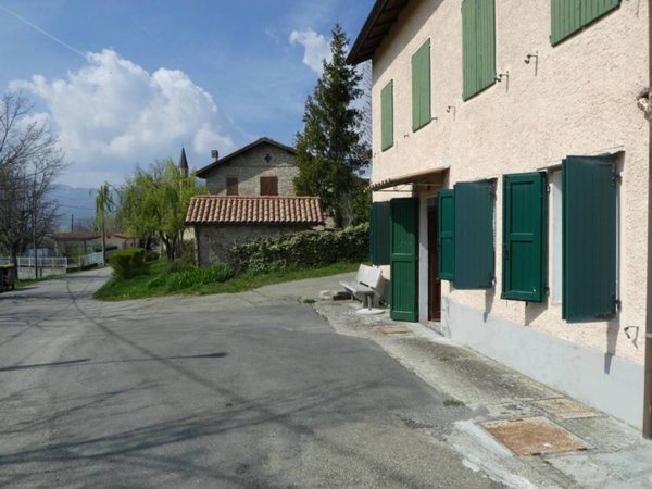 appartamento in vendita a Tizzano Val Parma in zona Casola