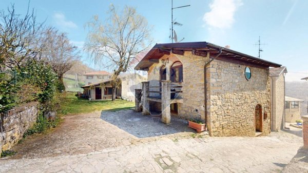 casa indipendente in vendita a Tizzano Val Parma