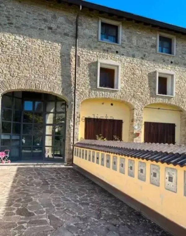 appartamento in vendita a Tizzano Val Parma