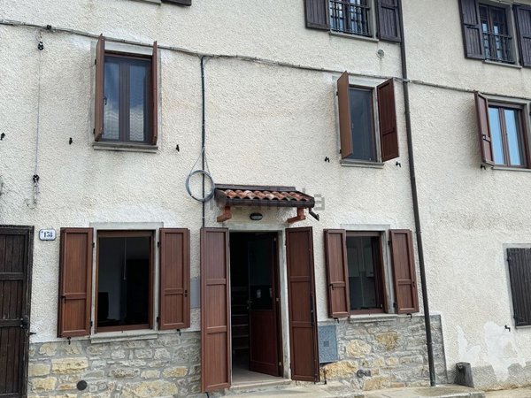 casa semindipendente in vendita a Tizzano Val Parma in zona Capriglio