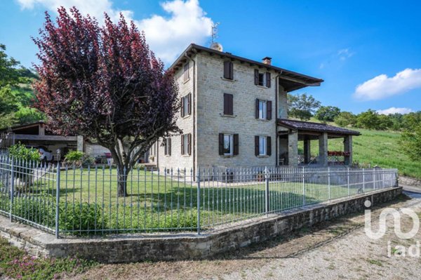 casa indipendente in vendita a Tizzano Val Parma in zona Rusino