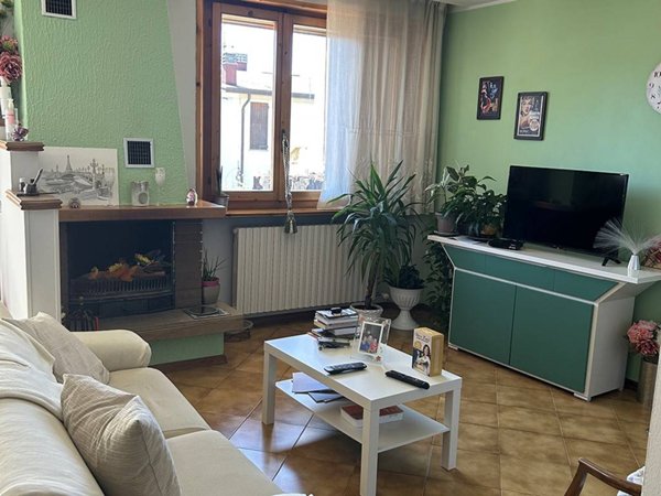 appartamento in vendita a Tizzano Val Parma in zona Lagrimone