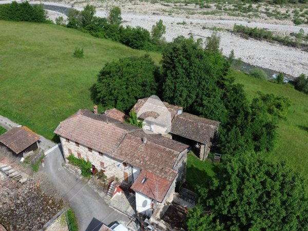 casa indipendente in vendita a Tizzano Val Parma in zona Reno