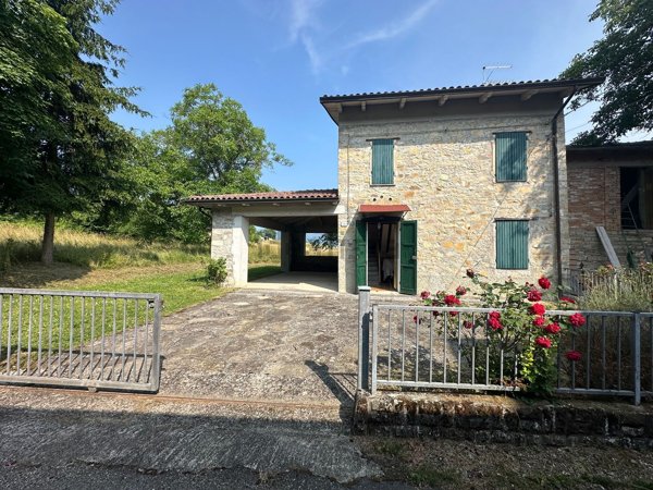 casa indipendente in vendita a Tizzano Val Parma in zona Carobbio