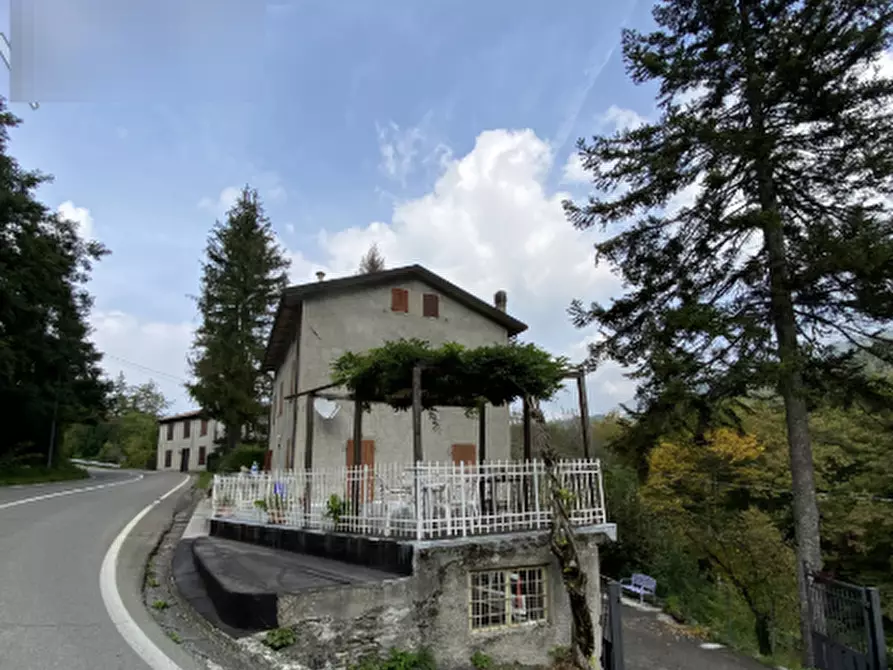 casa indipendente in vendita a Tizzano Val Parma