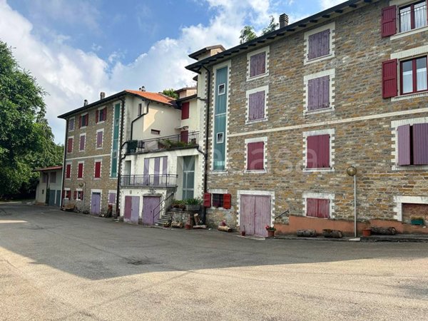 appartamento in vendita a Tizzano Val Parma in zona Schia