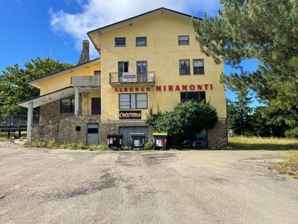 intera palazzina in vendita a Tizzano Val Parma in zona Schia